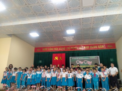 Phú Thịnh trao tặng xe đạp cho học sinh nghèo