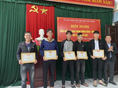 Đồng chí Huỳnh Ngọc Lâm Chủ tịch UBND thị trấn trao giấy khen cho VĐV bóng chuyền nam