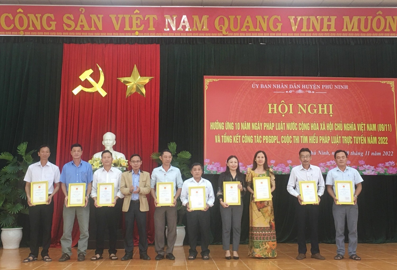 UBND huyện Phú Ninh khen thưởng tập thể, cá nhân đoạt giải cuộc thi “Tìm hiểu pháp luật trực tuyến” năm 2022. Ảnh: C.Y